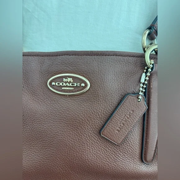 Beautiful Pebbled Leather Coach bag with Gold Details: - Picture 5 of 15